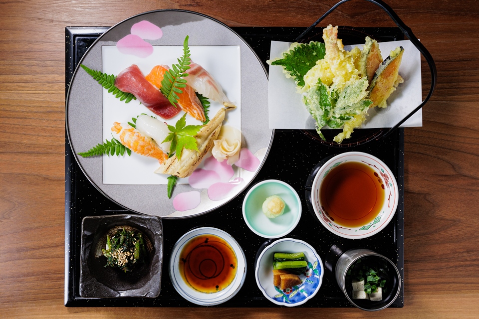 Sushi and tempura set meal